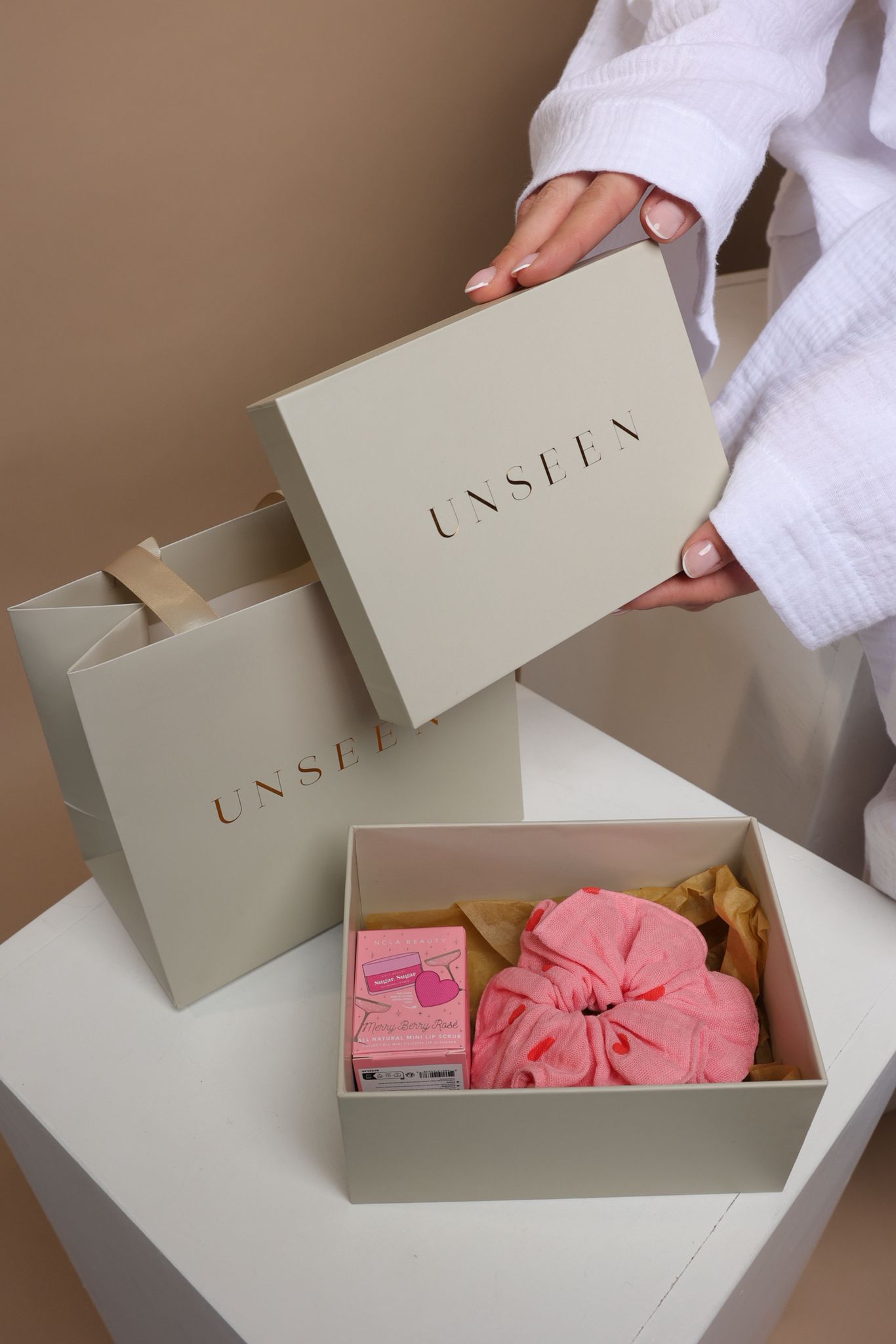 Summerish Gift Box by UNSEEN — mali luksuz za ljeto. – UNSEEN